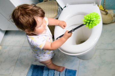 Bebek ve temizlik. Anneme temizlikte yardım et. Tuvalet ve bebek. Çocuğu tuvaleti kullanması için eğitiyorum..