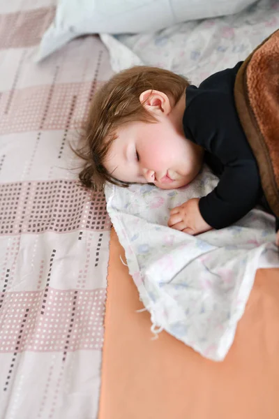 Buen sueño del bebé. Buen sueño bebé recién nacido dormir en toalla blanca. Nueva generación de personas asiáticas salud desde el primer día de vida — Foto de Stock