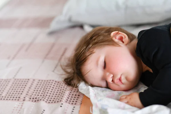Dobrze się spało. Dobry sen noworodka śpi na białym ręczniku. Nowe pokolenie Aean zdrowia ludzi od pierwszego dnia w życiu — Zdjęcie stockowe