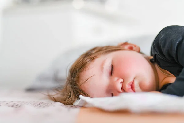 Buen sueño del bebé. Buen sueño bebé recién nacido dormir en toalla blanca. Nueva generación de personas asiáticas salud desde el primer día de vida — Foto de Stock