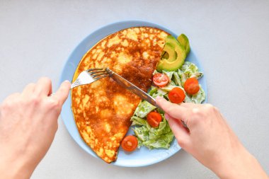 Sebzeli omlet. Mavi tabak. Yukarıdan bak. Kahvaltıda servis edilen sebzeli omlet. Yukarıdan görüntüle
