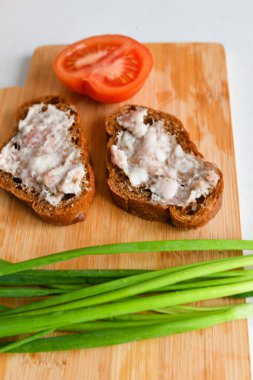 Soğanlı ve domatesli sandviç. Çöreğe bulaşmış yağlı fırın. Ukrayna yemekleri