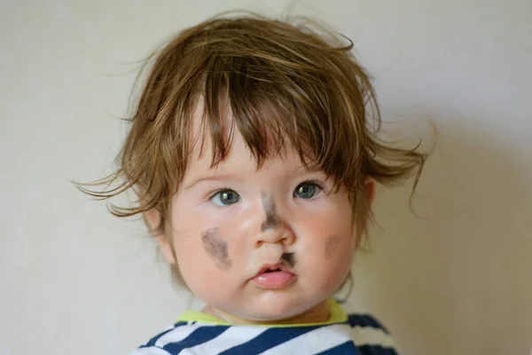 Концепция ребенка и стирки. пятна на лице. Малыш испачкался. не следили за ребенком — стоковое фото