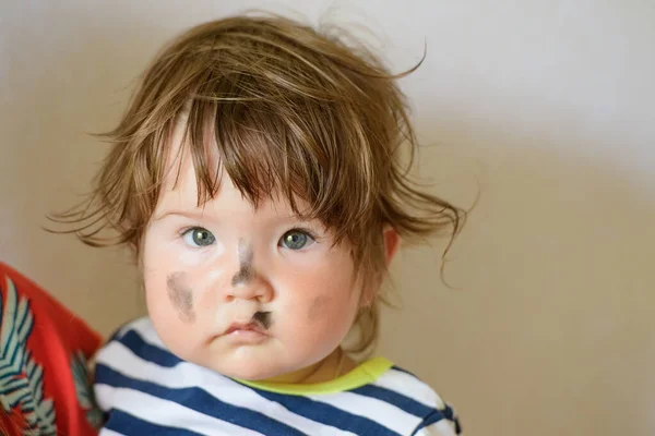 Concept van baby en wassen. bevlekt gezicht. Het kleine kind werd vies. niet bijhouden van het kind — Stockfoto