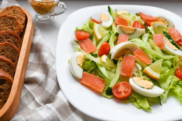 Zeleninový salát. Pečený lilkový salát a čerstvá rajčata. Pohled shora. přírodní produkty — Stock fotografie