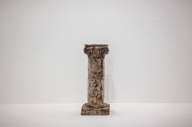 Çatlaklarda beyaz bir arkaplan üzerine Yunan sütunu