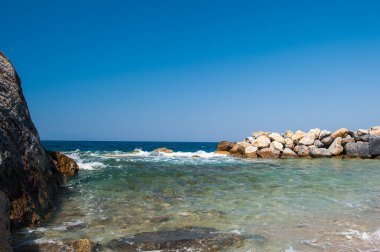 Sahilde yeşil, mavi bir su, yüzmek için bir tatil yeri.