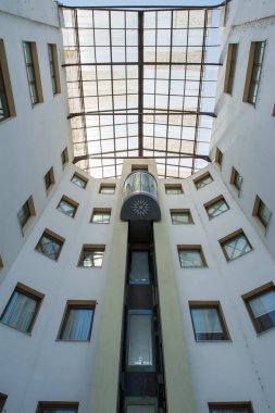 Binadaki sokak asansörü pencerelerle çevrili olarak en tepeye çıkıyor.