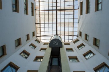 Binadaki sokak asansörü pencerelerle çevrili olarak en tepeye çıkıyor.