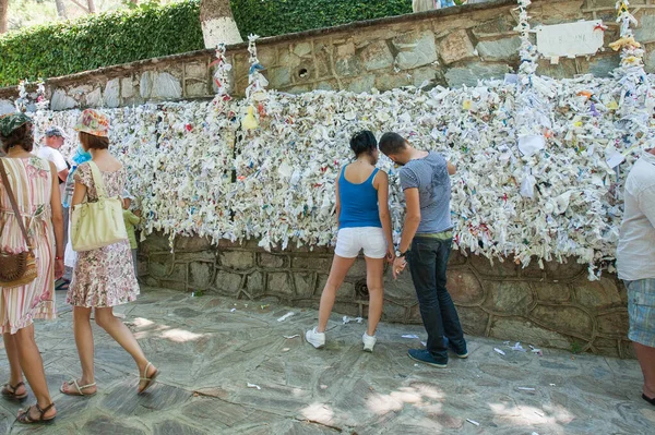 Pared del deseo, la gente cuelga notas pidiendo — Foto de Stock