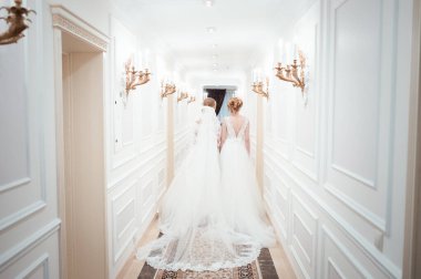 İki nedime. Evliliğe git. Gelinlik giymiş güzel kızlar. Gerçek kız arkadaş.