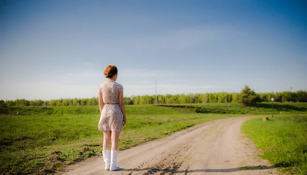 Zijaanzicht jonge vrouw. Gefrustreerde, beschaamde vrouw voelt zich ongelukkig in haar privéleven, ruzie met vriend of onverwachte zwangerschap. concept van een meisje en eenzaamheid. — Stockfoto