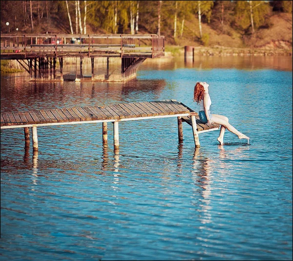 나무로 된 부두에 있던 소녀. 명랑 한 소녀. 바다와 하늘 배경. 휴가, 여행 그리고 자유의 개념. — 스톡 사진