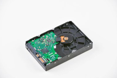 Beyaz arka plandaki sabit disk. Beyaz arka planda bilgisayar sabit diski. modası geçmiş veri deposu. Güvenilirlik ve güvenlik eksikliği.