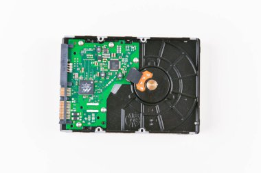 Beyaz arka plandaki sabit disk. Beyaz arka planda bilgisayar sabit diski. modası geçmiş veri deposu. Güvenilirlik ve güvenlik eksikliği.