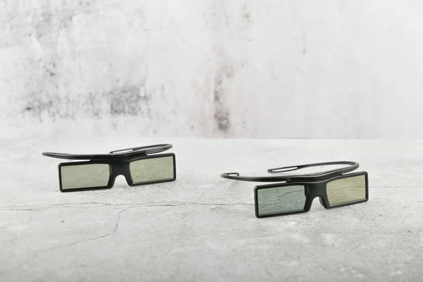 Fekete szemüveg konkrét háttérrel. Két pár 3D-s szemüveg szürke beton háttérrel. Felülnézet, másolás. Két pár 3D-s szemüveg szürke beton háttérrel. Felülnézet, másolás — Stock Fotó