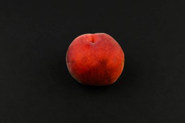 Siyah arka planda şeftali. Siyah arka planda taze şeftali. Yukarıdan bak. Yazacak bir yer. Tecritte. Arkaplanı kes.