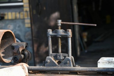 Demirci kıskacı. Eski bir tezgahta metal klempleme cihazı. Masaüstünü düzenle