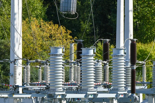 High voltage electricity pylons against perfect blue sky with white clouds. electric poles — Stock Photo, Image