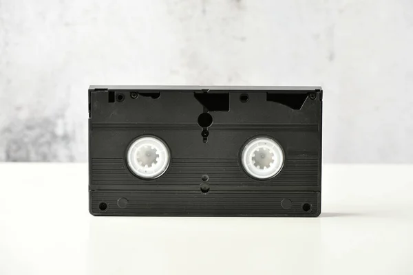 Videoband. 80-talets mediepopultur. videoinspelning på en ljus bakgrund. Utsikt uppifrån. Mycket gamla videoband — Stockfoto