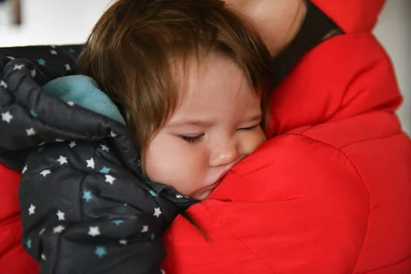 Ребенок спит на руках у матери. после прогулки. Крупный план. Спящий малыш. Новорожденный ребенок спит на руках у матери — стоковое фото