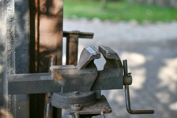 A braçadeira do ferreiro. Dispositivo de fixação de metal em uma antiga bancada. Área de trabalho Vise — Fotografia de Stock