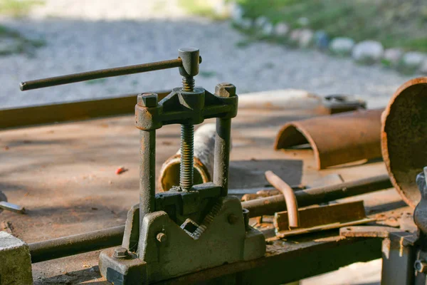 A braçadeira do ferreiro. Dispositivo de fixação de metal em uma antiga bancada. Área de trabalho Vise — Fotografia de Stock