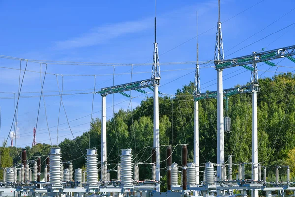 High voltage electricity pylons against perfect blue sky with white clouds. electric poles — Stock Photo, Image