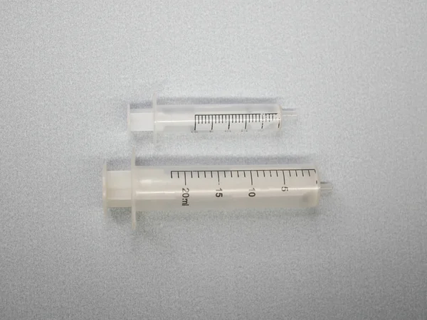 Medical syringe on a gray background. health and vaccination concept. Flat lay, top view and copy space. — Stock Photo, Image