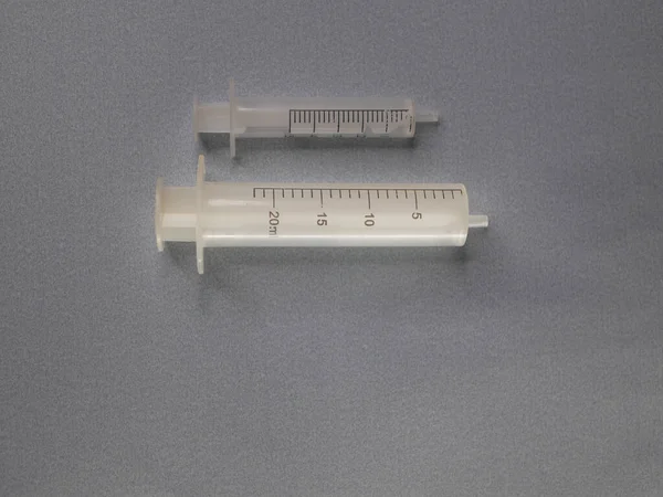 灰色の背景に医療用注射器。健康と予防接種の概念ですフラットレイアウト、トップビュー、コピースペース. — ストック写真