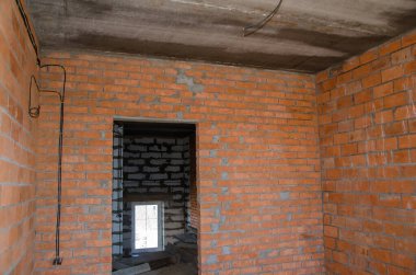 Odaya elektrik kablolarının yerleştirilmesi, iç işlerin başlaması