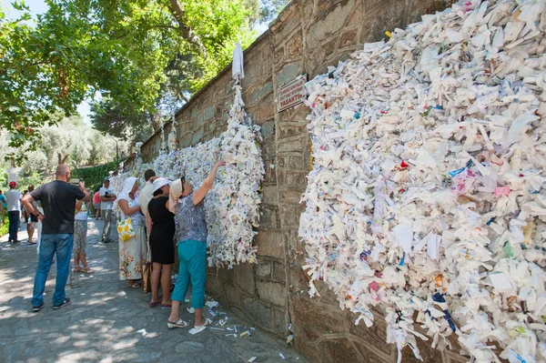 Pared del deseo, la gente cuelga notas pidiendo — Foto de Stock