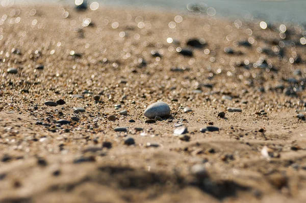 Sluneční kameny na pláži, kameny opuštěné — Stock fotografie