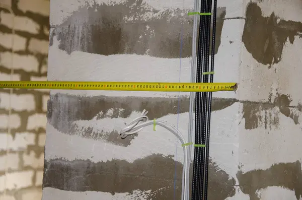Sustitución de cableado en la casa, apartamento. medida cinta métrica — Foto de Stock