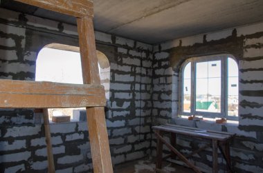 Odaya elektrik kablolarının yerleştirilmesi, iç işlerin başlaması