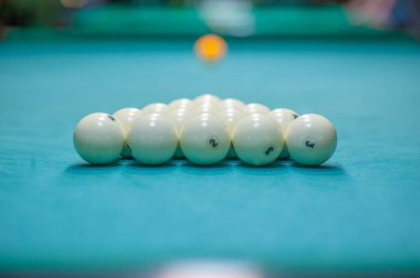 Bilardo masasına top koymak, grev hazırlığı. Bilardo kulübü.