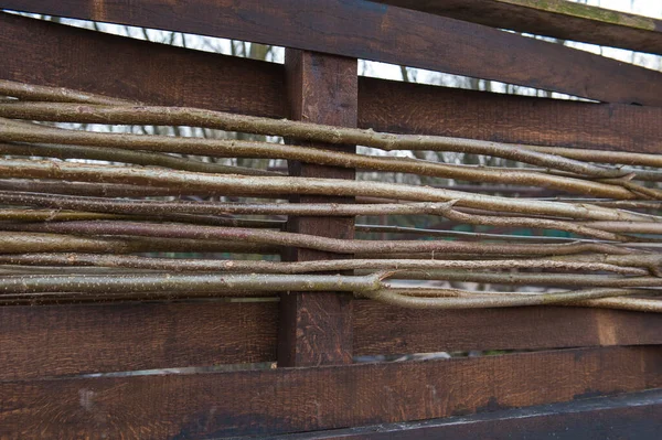 Barna fa kerítés ágakkal, szabadban nyáron — Stock Fotó