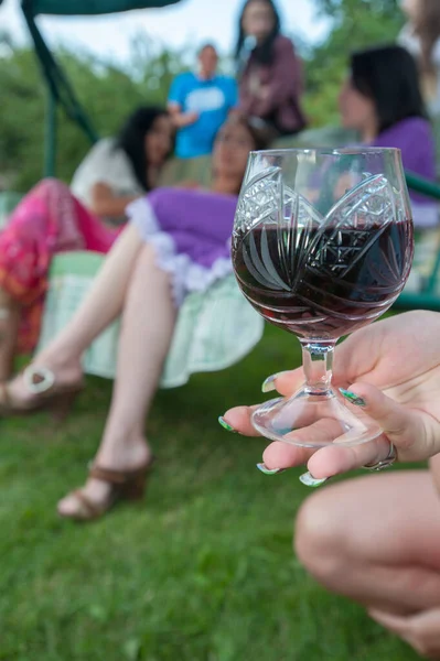 Fiesta con una copa de vino. despedida de soltera con alcohol — Foto de Stock