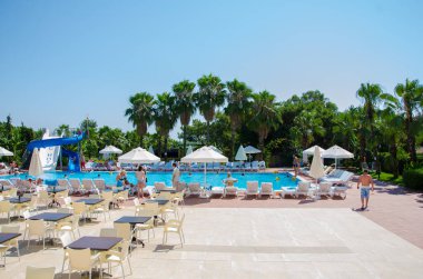 Sıcak havalarda havuz etrafında turistler