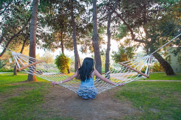 Chica en hamaca balanceo mientras admira la naturaleza verde —  Fotos de Stock