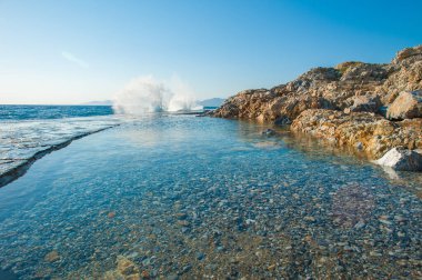 Dalgalar beton levhaların sert yüzeyine çarpar.