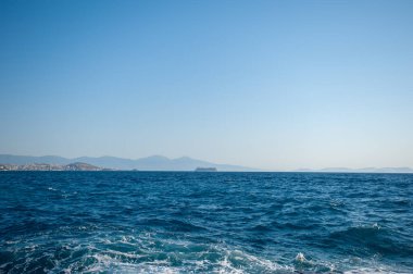 Denizin derinliklerinde turist taşıyan bir gemi.