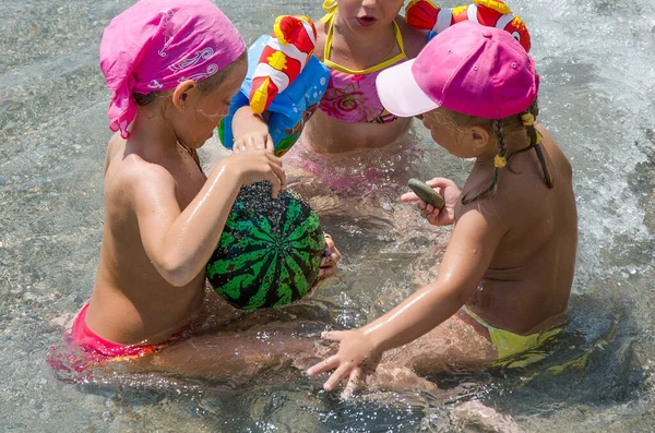 Children playing in the water on the beach — Stock Photo, Image