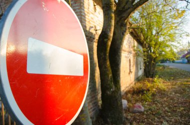 Yol kenarında dur tabelası