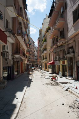 Dar sokaklarda kapalı dükkanları olan boş bir yer.