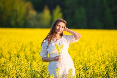 Gençliğinde hamilelik. Genç, güzel, hamile bir kadın, hamilelik arzuyla doluyken en güzel çağındadır.