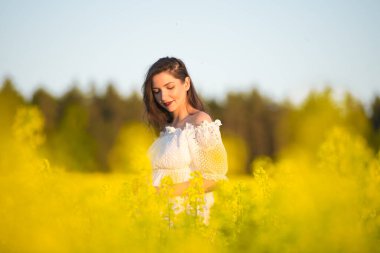 Gençliğinde hamilelik. Genç, güzel, hamile bir kadın, hamilelik arzuyla doluyken en güzel çağındadır.
