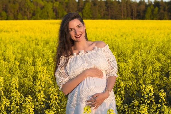Ragazza incinta felice in attesa di gemelli. La pancia di una donna incinta. Gemelli — Foto Stock