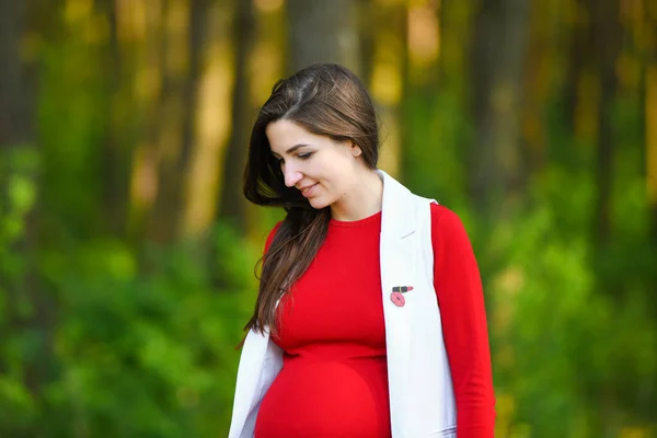 Frische Luft ist schwanger. Natur genießen. junge schwangere Frau Arme erhoben genießen die frische Luft im grünen Wald. — Stockfoto