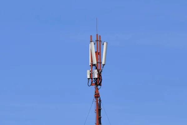 Digitale telefoonantenne. Gsm toren op een blauwe achtergrond. 5g 4g — Stockfoto